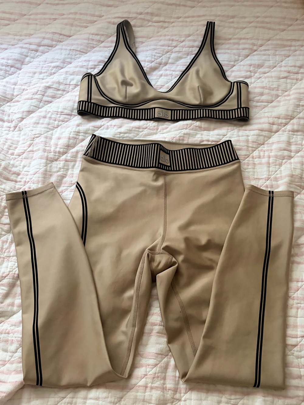ALO Yoga LINE UP AIRLIFT SET in Taupe